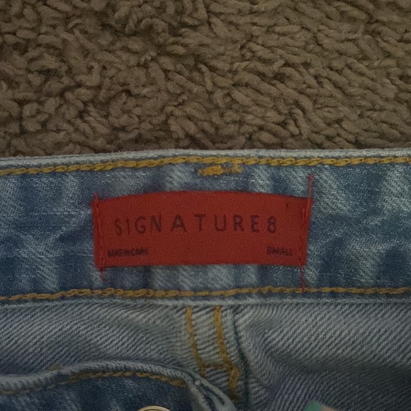 Denim shorts in a size small - Picture 3 of 3